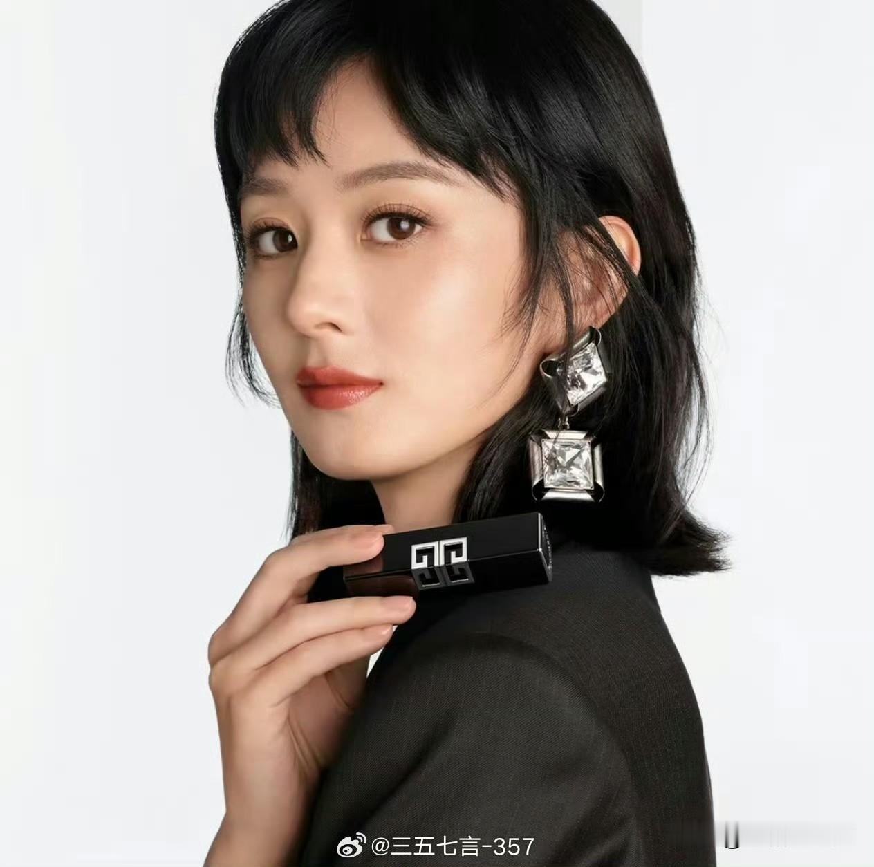 赵丽颖
担心咖位，担心事业，担心没戏拍这些事情她完全没有怕的，今年是不是都快休息