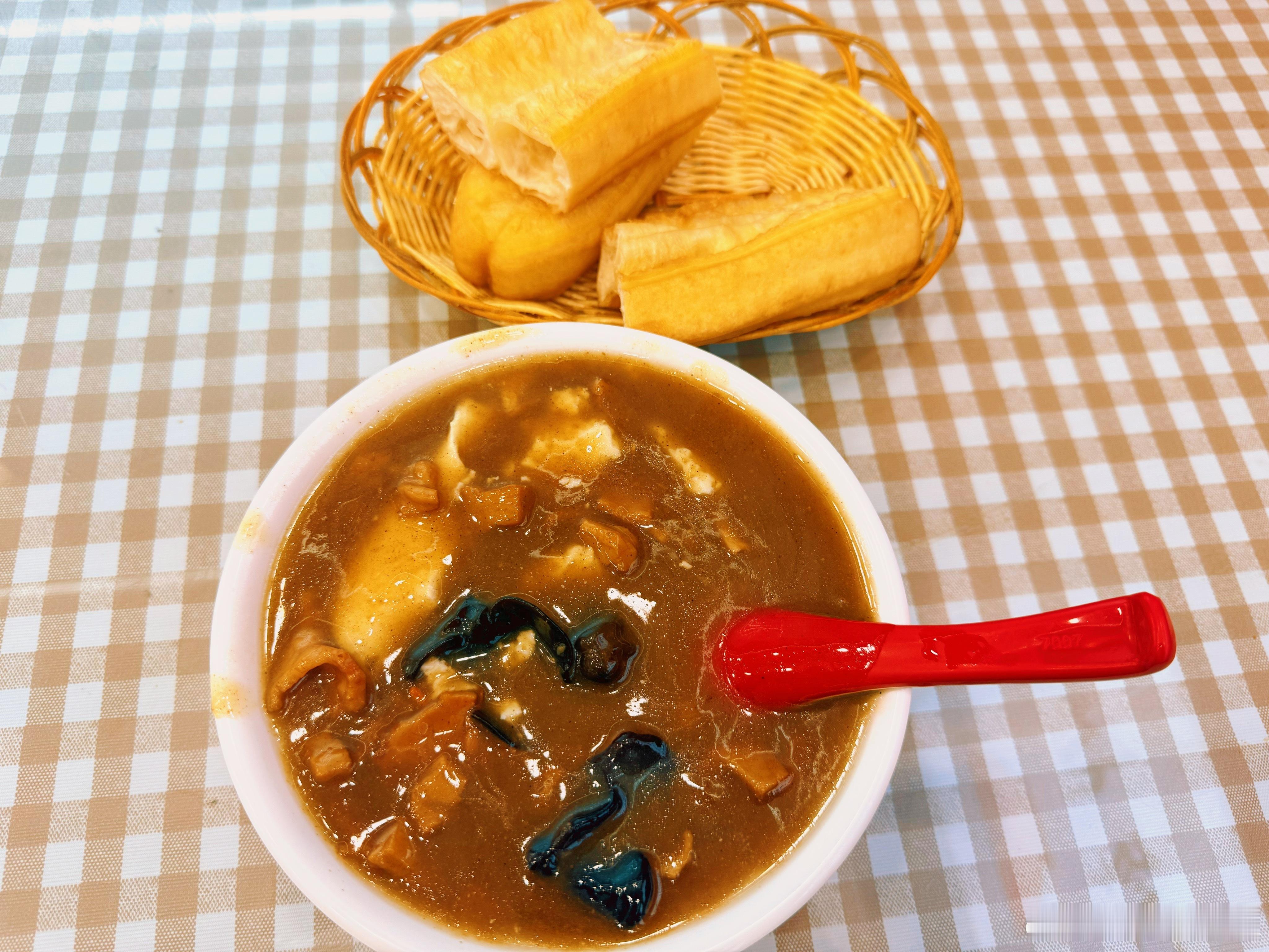 早餐还是喜欢喝胡辣汤豆腐脑两掺，点一根大油条，当油条泡进去胡辣汤汤汁内软软糯糯一