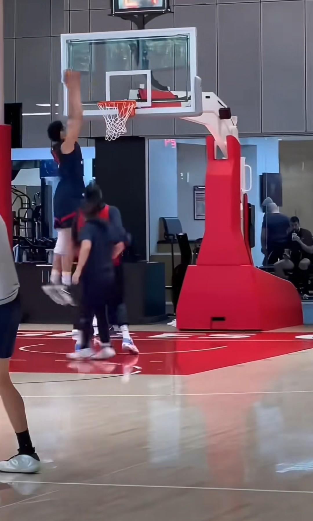 快船正在证明，创造球星比寻找球星更便宜。
他们把那个场均3分的白人射手，改造成了