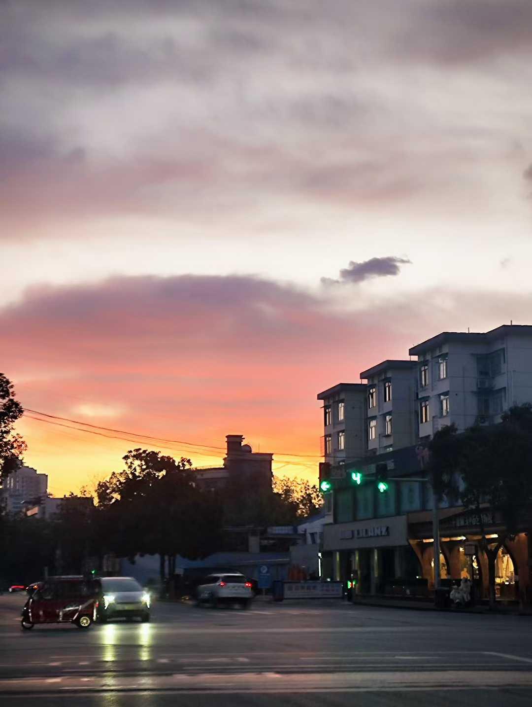 坦然面对焦虑、恐惧与失望，学会与自己相处、与生活相处，重获内在的安全感，清醒、勇