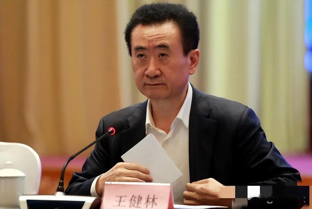 其实真的很佩服王健林，王健林选择的是一条稳妥和符合“当下”的一条路。
不同于许家