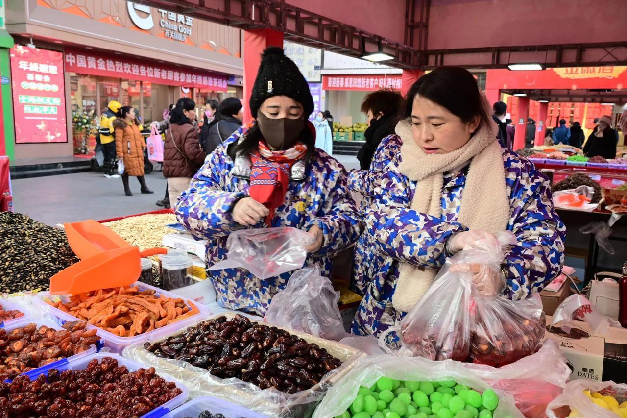 年味浓的时候，游子的愁也浓。过年本是团圆的时刻，可那些在外漂泊的人，却可能因为各