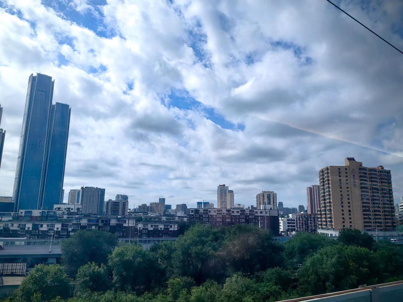 take me your heart.城市天际线打卡 行人与城市