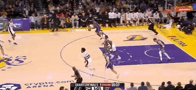 216cm的科内特刚站定篮下，就被41岁的詹姆斯按着头完成隔扣——全场瞬间炸锅，