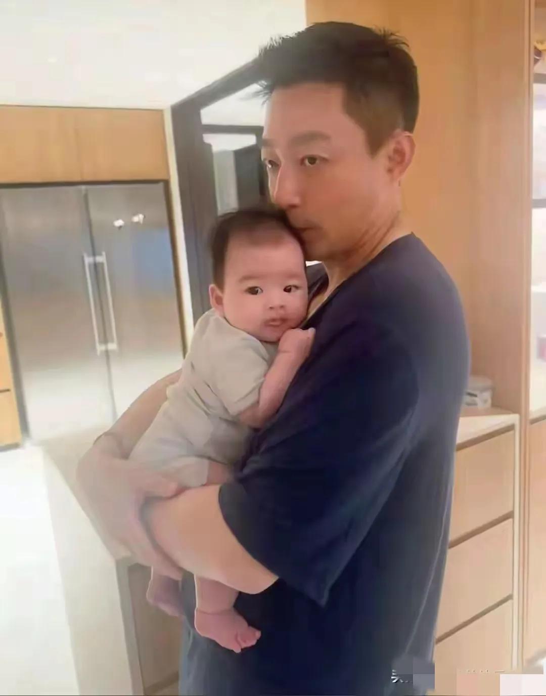 这小孩长得也太好看了，遗传了爸妈的优点。