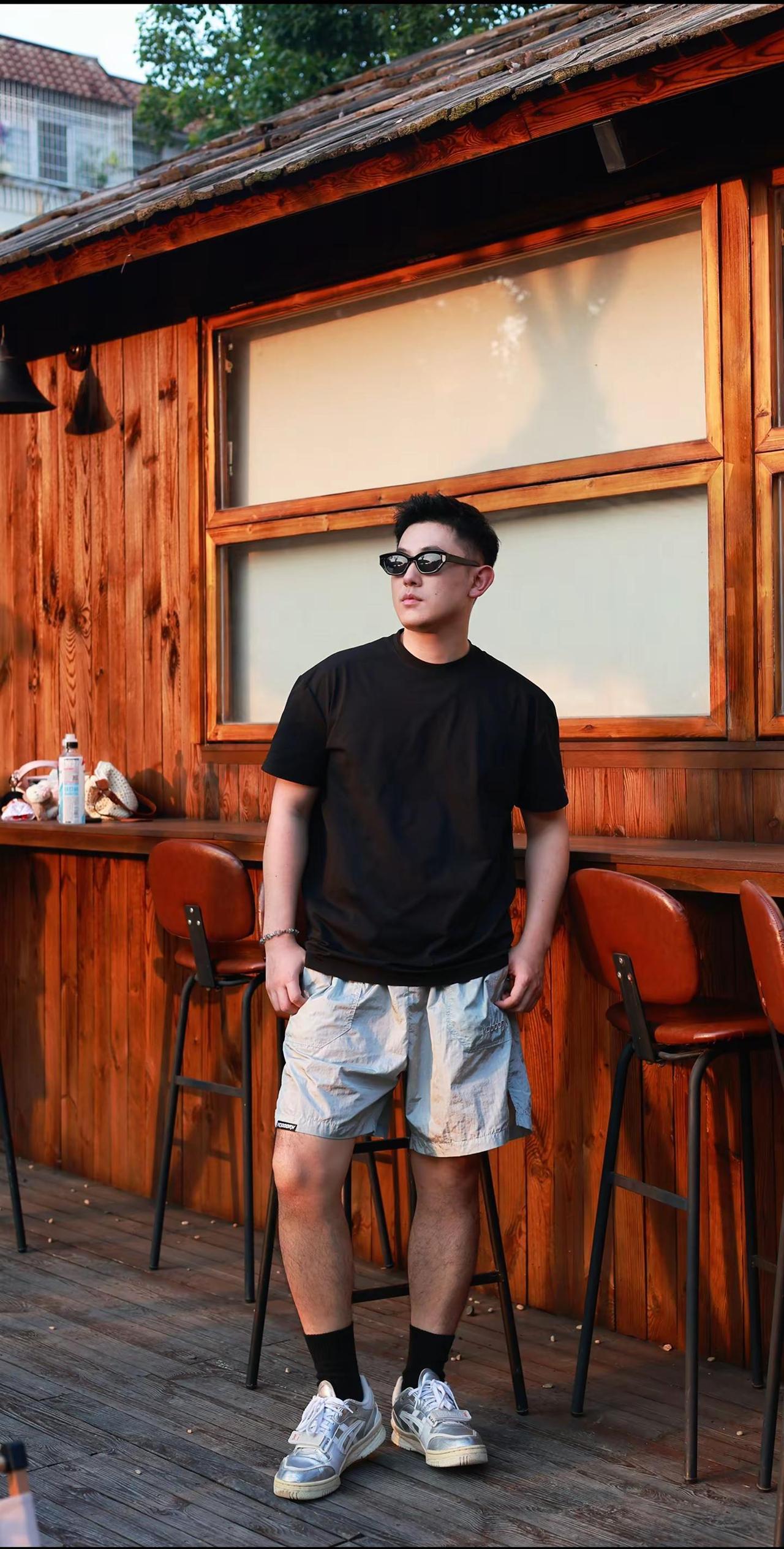 热风充电🥵💪。男生松弛感ootd 木质咖啡店 vintage生活方式 慵懒v