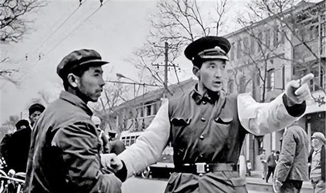 1970年，王自正持枪冲进了军区政委的卧室，政委连忙呼叫警卫员，谁知，2个警卫员