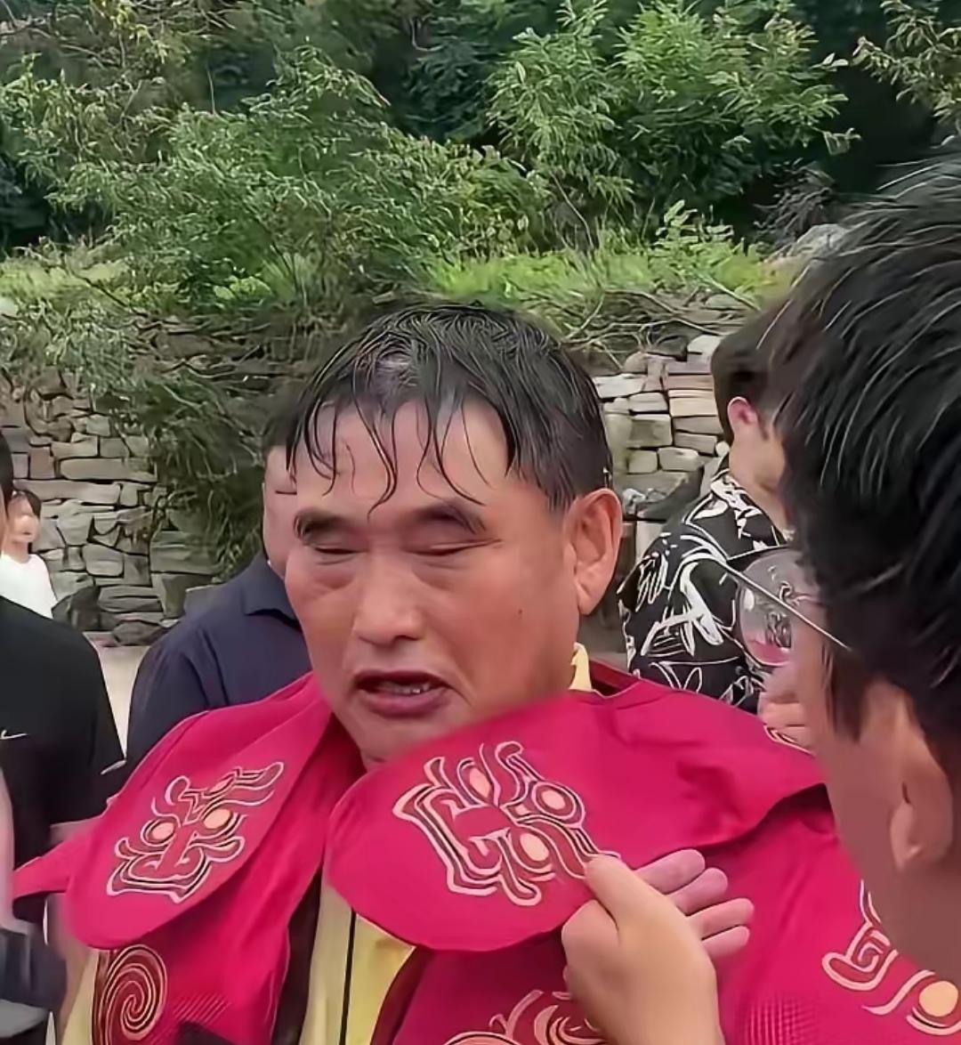 朱之文前两天在湖南一个景区演出，唱到一半突然停了。不是设备出毛病，也不是台下有人
