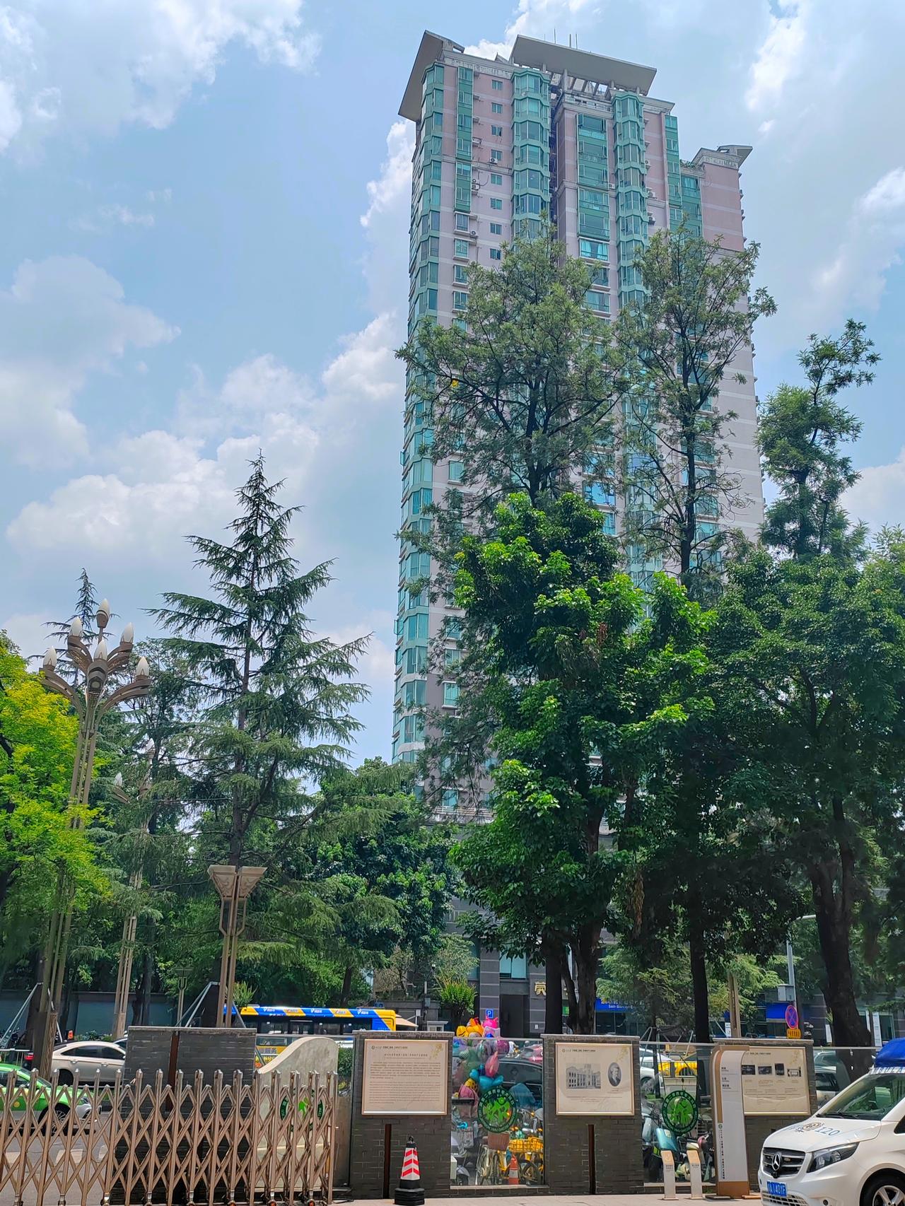 成都夏日晴空，林木繁茂衬着楼宇，白云闲散，街头烟火淡淡，平凡瞬间也值得收藏。