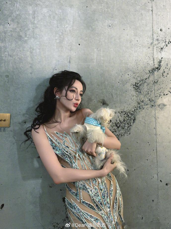 看迪丽热巴被小狗萌晕，自己也忍不住 “糟糕被萌晕”！这画面太治愈，可爱到犯规～迪