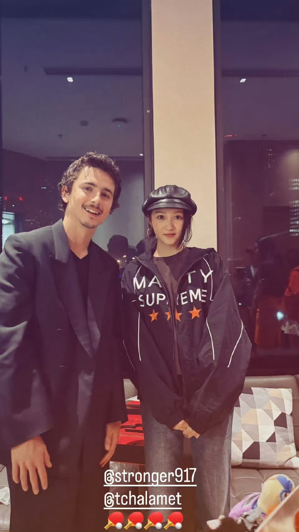 甜茶关晓彤合照一时之间不知道该魂穿谁了！但关晓彤这脸是真的小啊，站在甜茶旁边都一