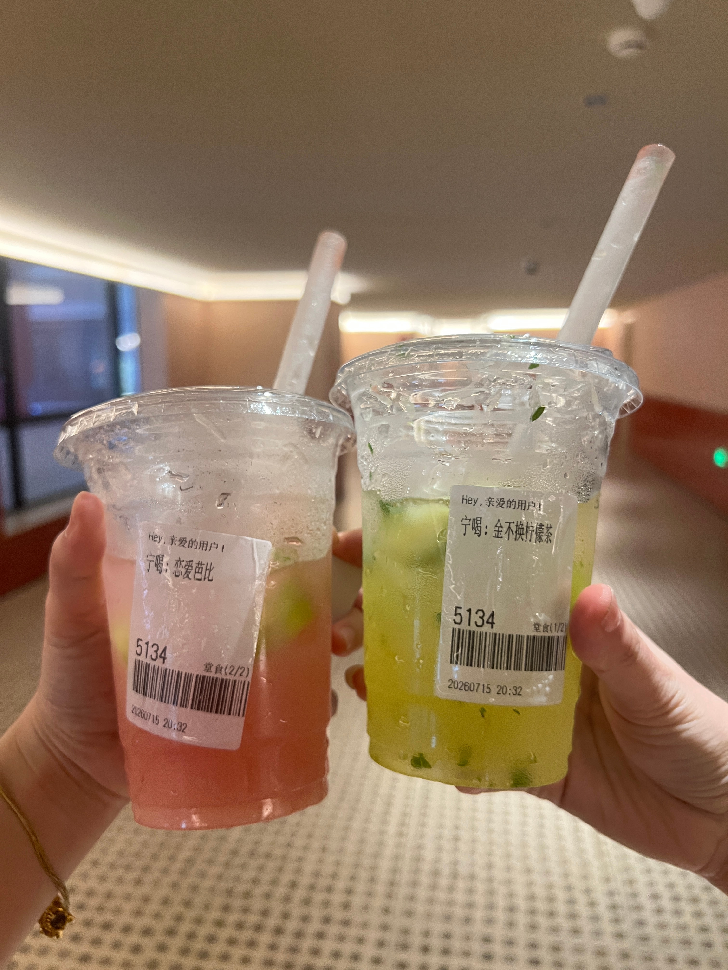 今天很迅速的喝了刘彰这个摇茶小子，外景完回来根本不休息吧，在店里不是在打柠檬就是