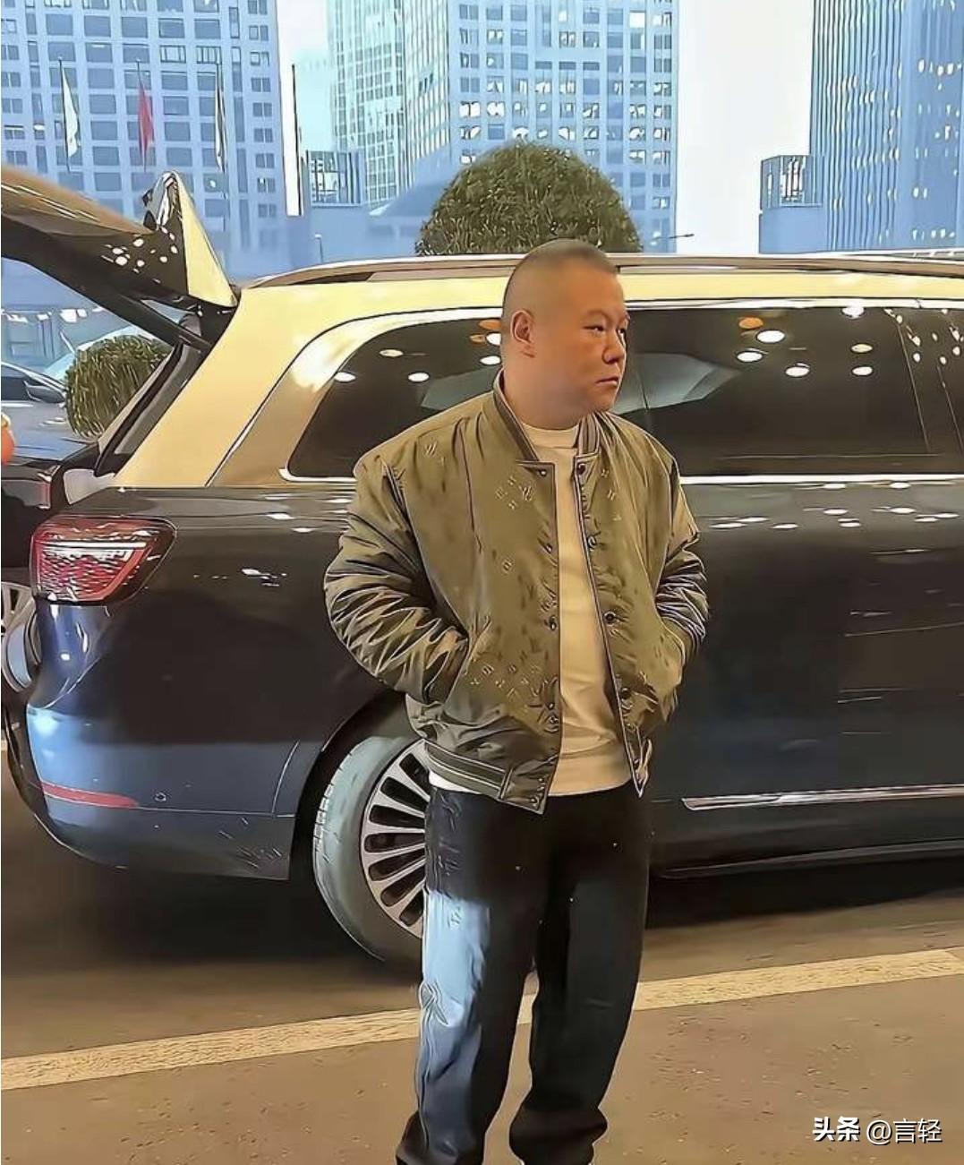 我第一眼还以为就是普通日常出门的打扮，仔细看才发现低调藏着满满的名牌。
我看外套