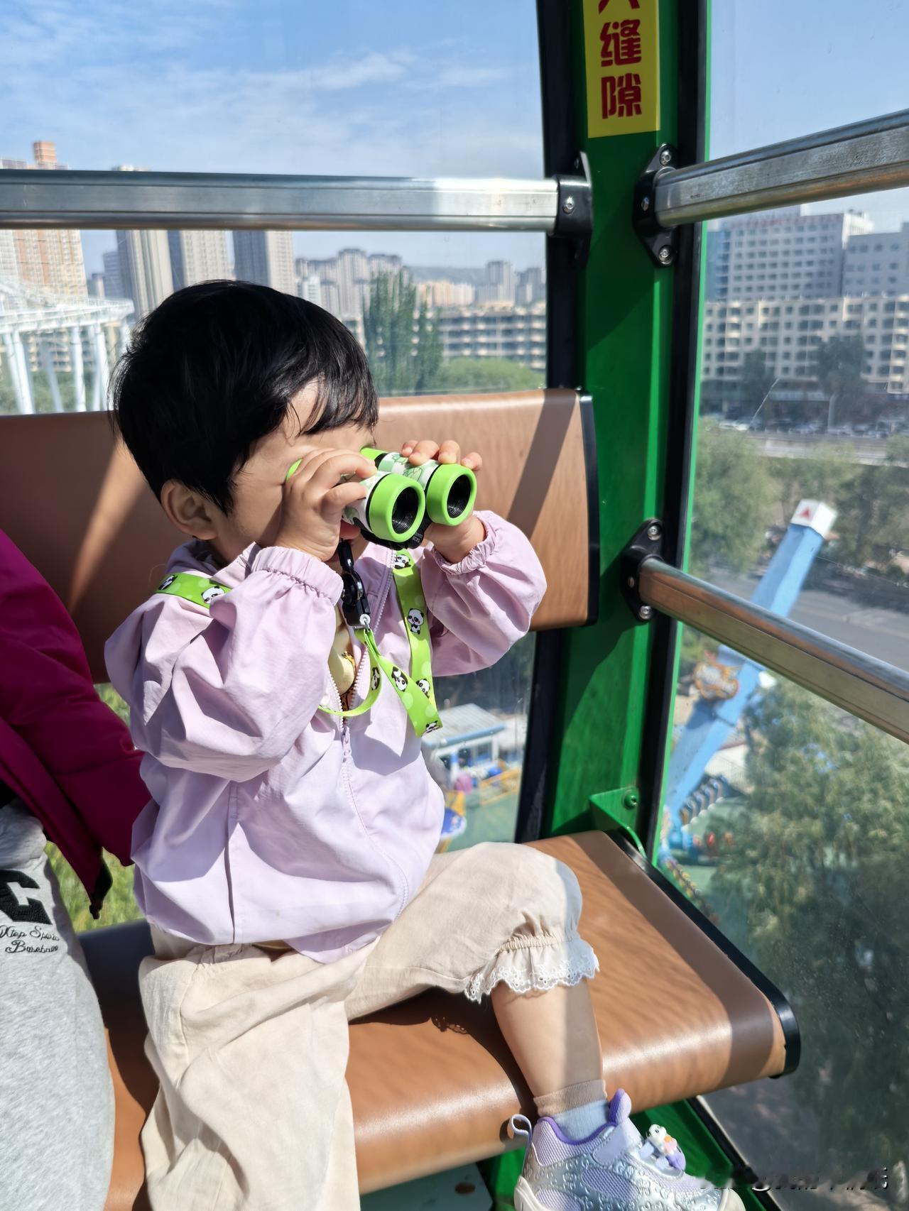 今天，西宁晴空万里，气温直冲28℃，天刚亮小孙女就缠上我，吵着要去人民公园坐摩天