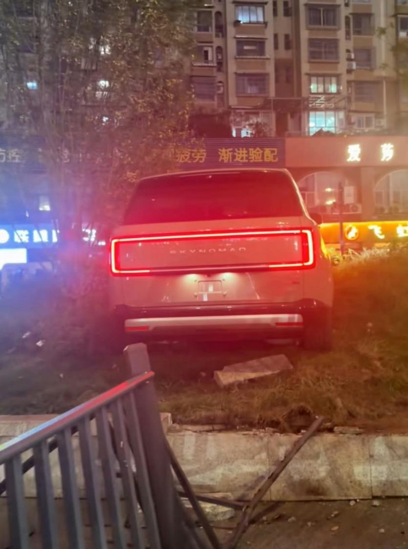 小米回应澎程试驾事故小米刚刚发布的澎程系列汽车在上市次日便发生“冲上绿化带”事故