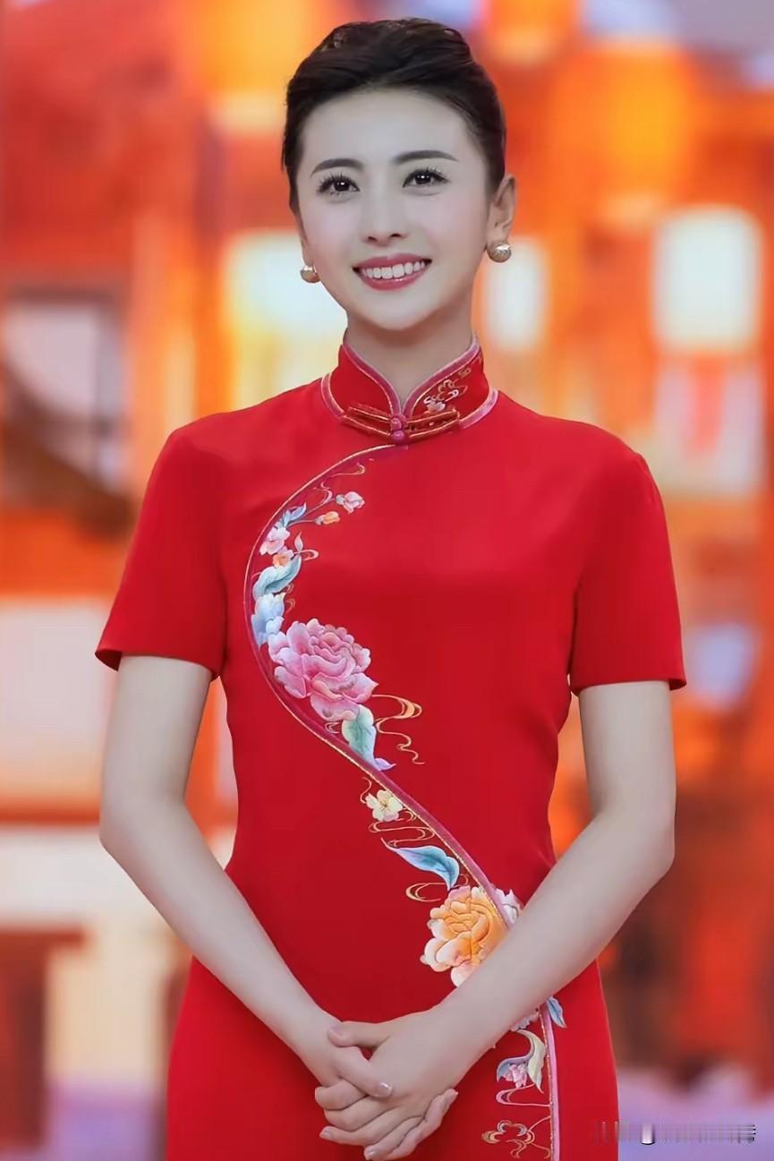 有人说她是央视最有“质感”的一位！笑起来比刘芳菲还要温婉端庄！

她一身红色绣花