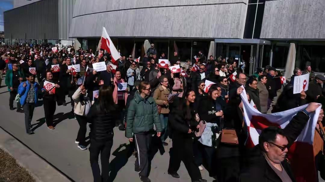 尴尬！
21日美国在格陵兰岛首府努克举行新领事馆开馆仪式，不仅丹麦和格陵兰当地政