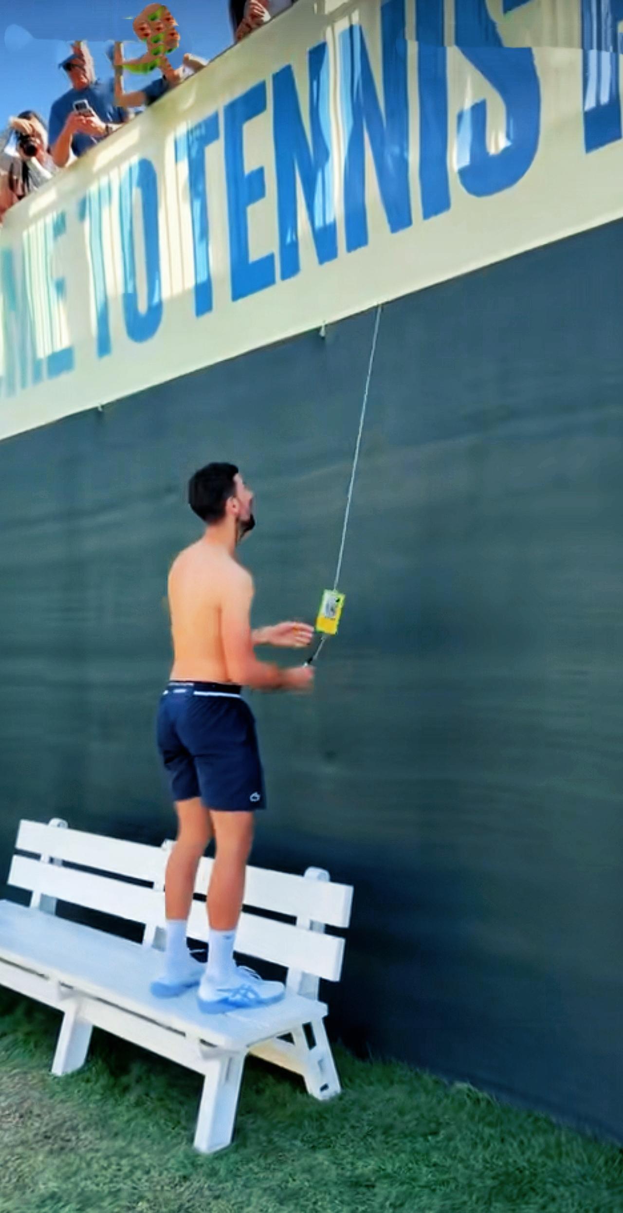 德约科维奇给球迷签名有奇招
        巨头德约科维奇走到哪里都人气满满。来