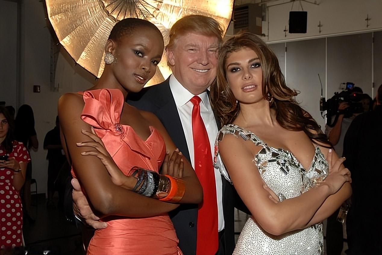 【近 15 年后终揭秘！特朗普与选美皇后 “亲吻照” 竟是视觉错觉】2011 年