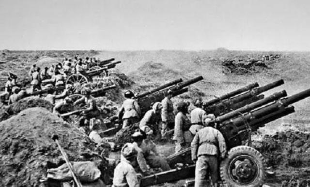 1949年，解放军遭马家军包围，眼看就要全军覆没！彭老总情急之下，大喊：“炮轰穿