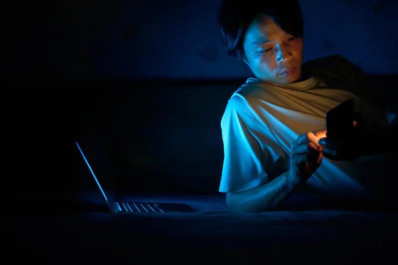 年轻人连续熬夜一年是什么感受? 年轻人连续熬夜一年，那简直是灾难现场。
熬夜第一