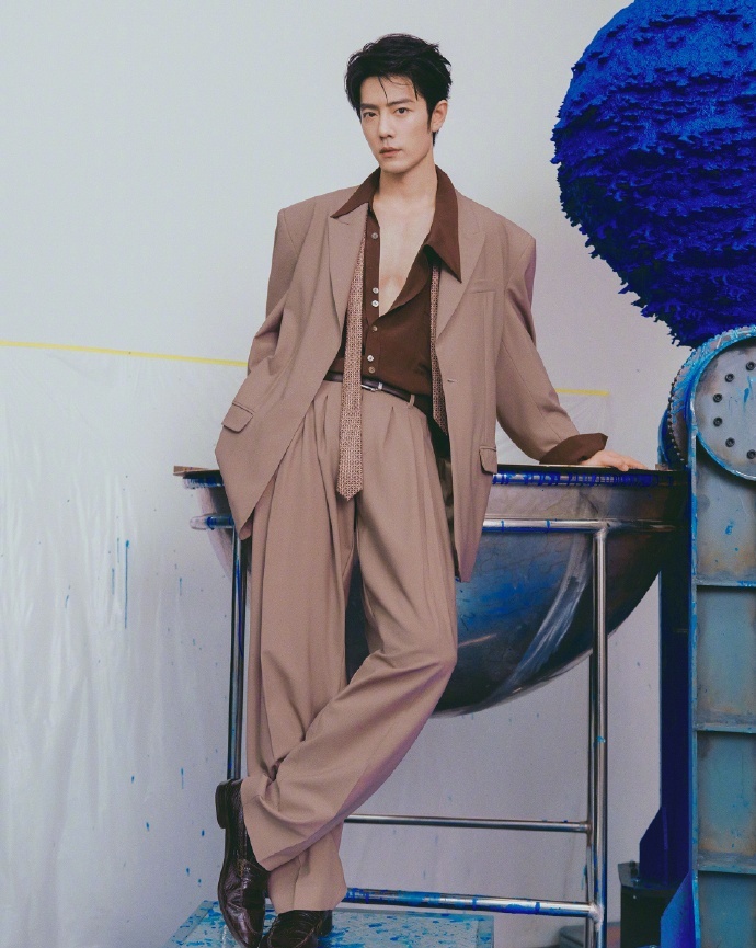 肖战VOGUE封面胸肌肖战vogue银十封面 肖战登VOGUE银十封面，展现胸肌