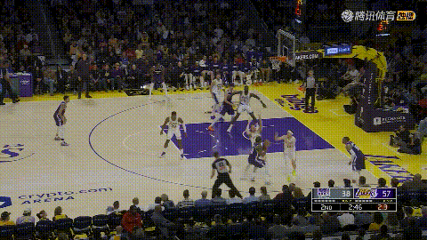 国王球星威斯布鲁克真是让人叹为观止！在今天国王客场挑战湖人的比赛中，当时比赛进行