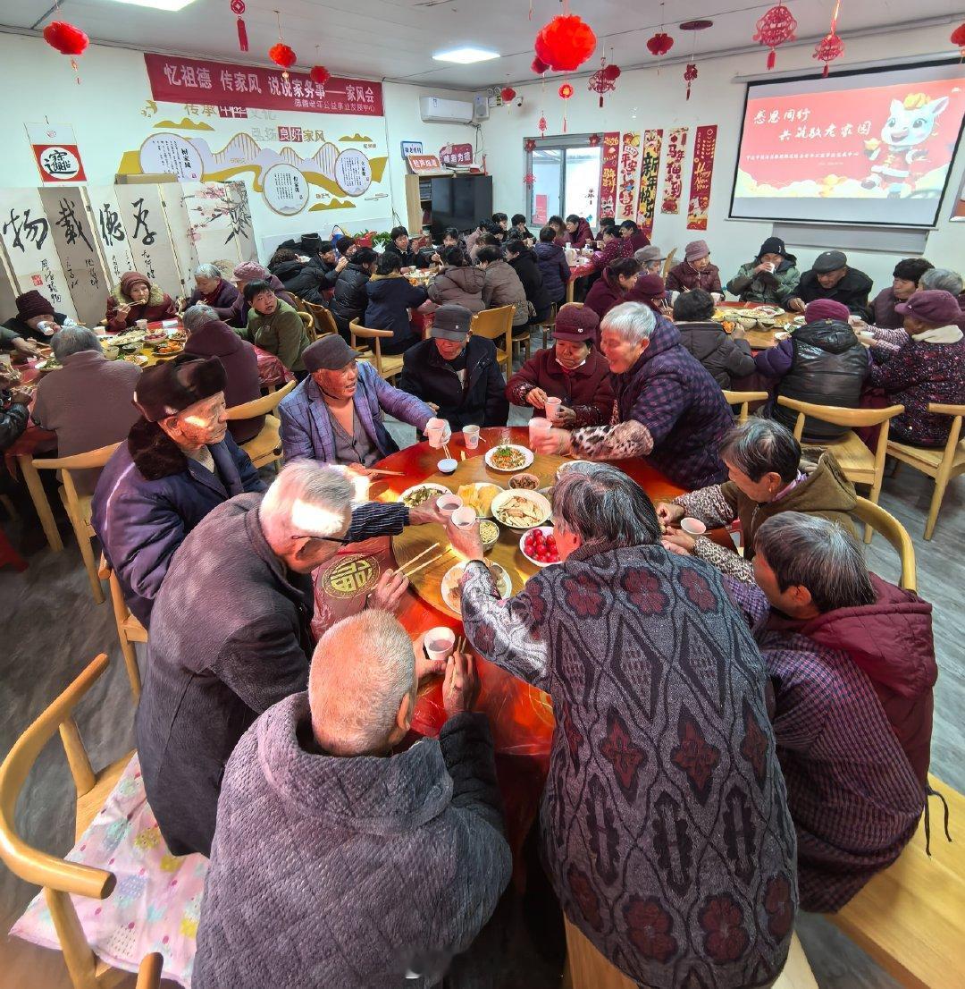 宁波公益食堂连续四年为老人送爱心年夜饭2月3日，宁波镇海，80位高龄、独居老人齐