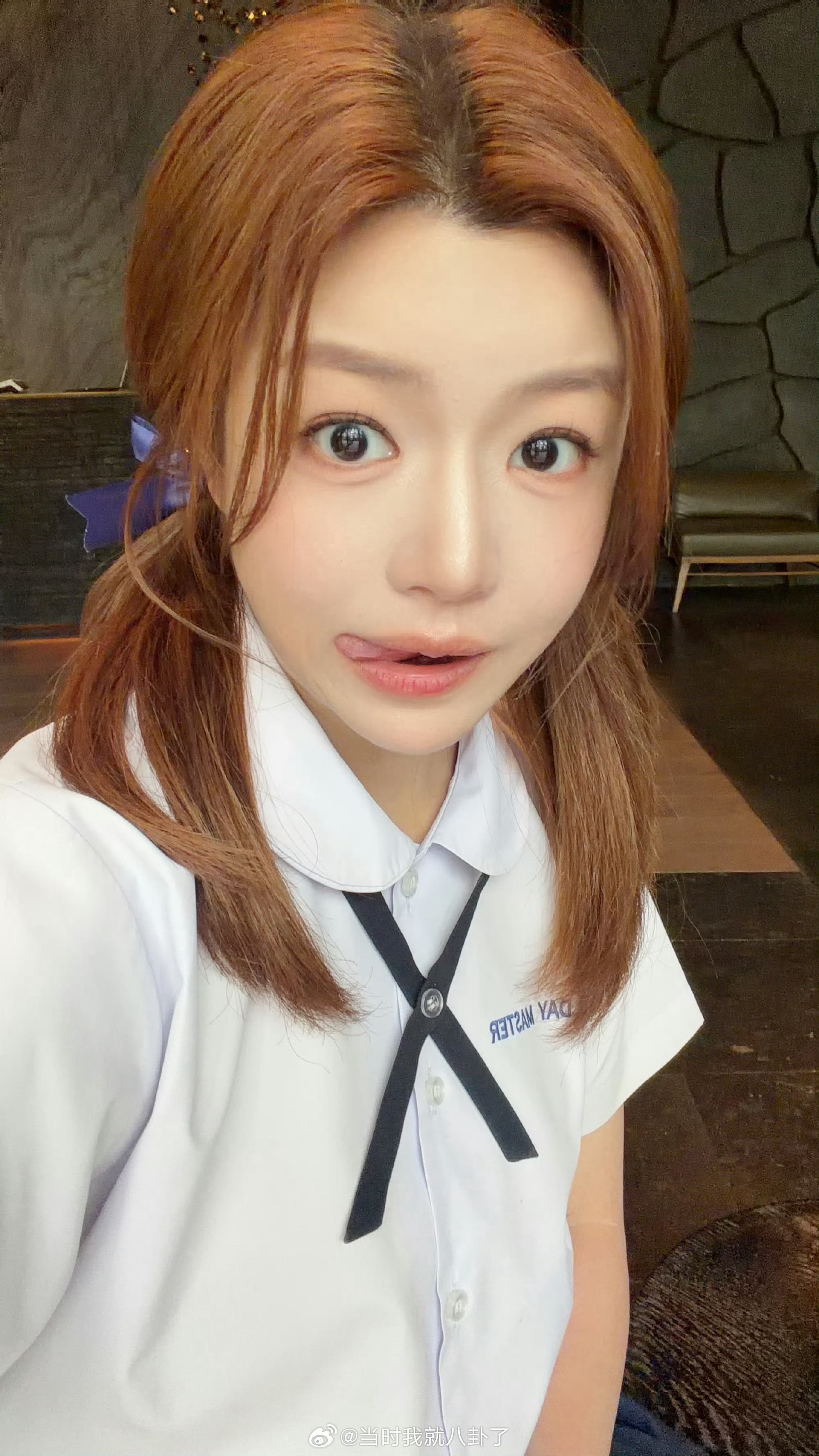 看完陈妍希这套泰式校服造型直呼一句清纯女大！双马尾配上不二家可爱表情简直太明媚，