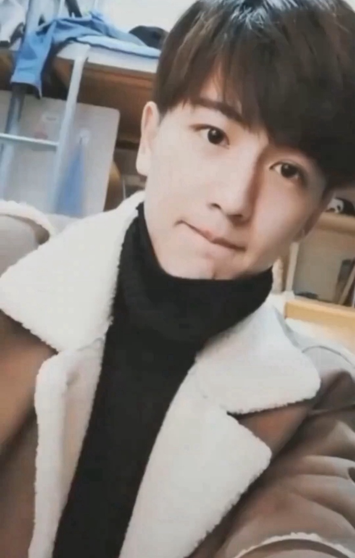 woc，突然发现张凌赫旧照和某人好像…