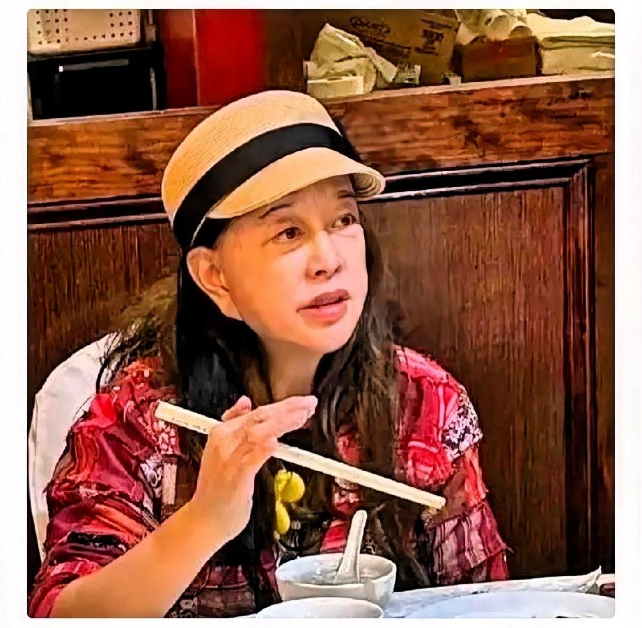 刘晓庆这一摔
真的摔出了毛病来
这个毛病不是说身体上的，精神上的，而是说告诉大众