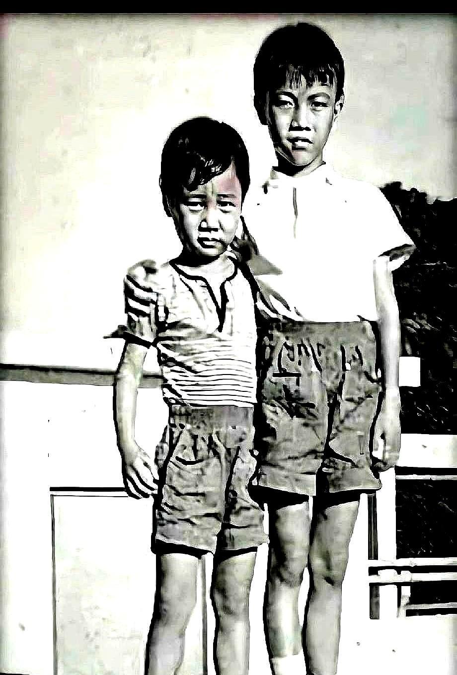 钱小豪62岁，钱嘉乐60岁，俩老头掏空退休金，拍了部僵尸片。
没靠情怀，没找投资