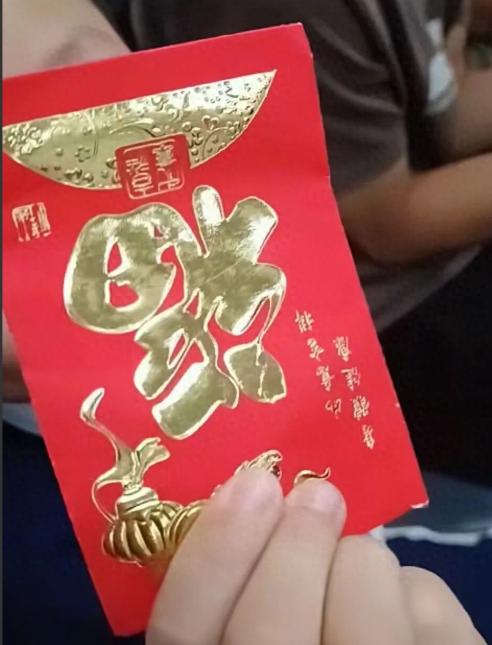 广州地铁上10岁小女孩给老人让座，老人掏出红包送上，女孩母亲：一次微不足道的让座