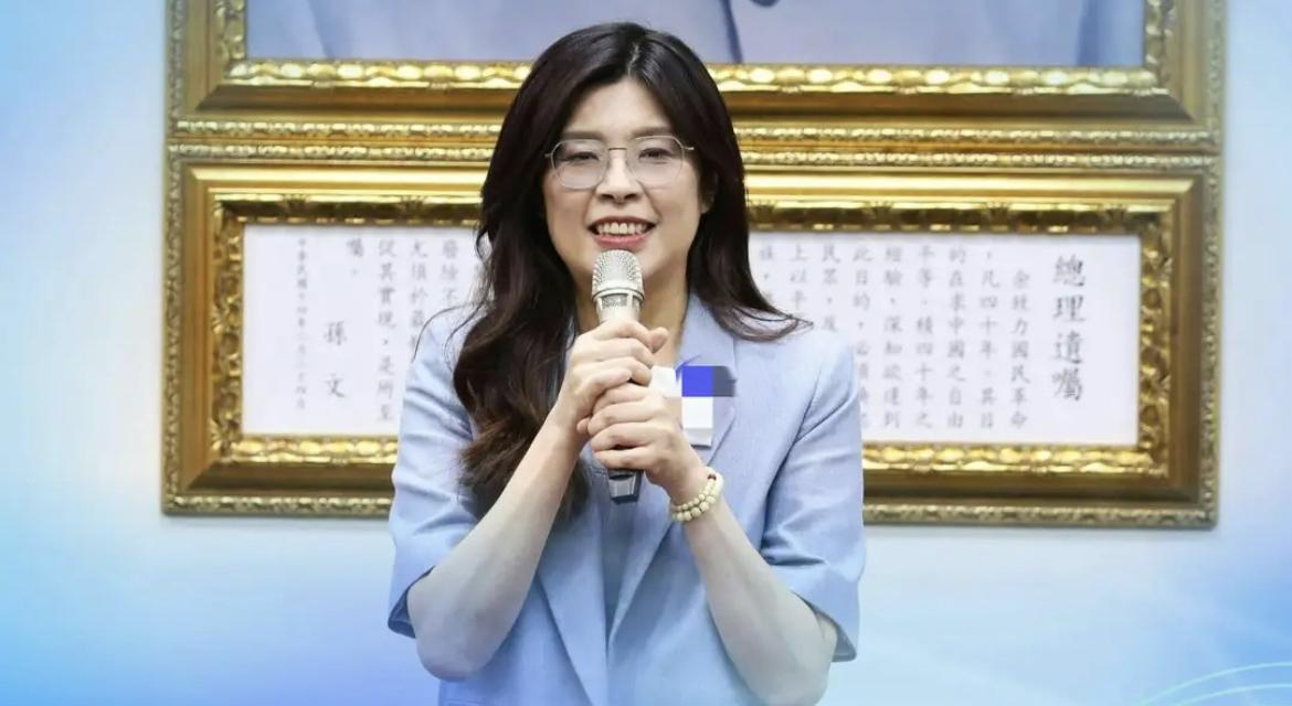 您还别说，郑丽文这刚接国民党主席的活儿，第一天就把“两岸和平”挂嘴边，还敢直言“