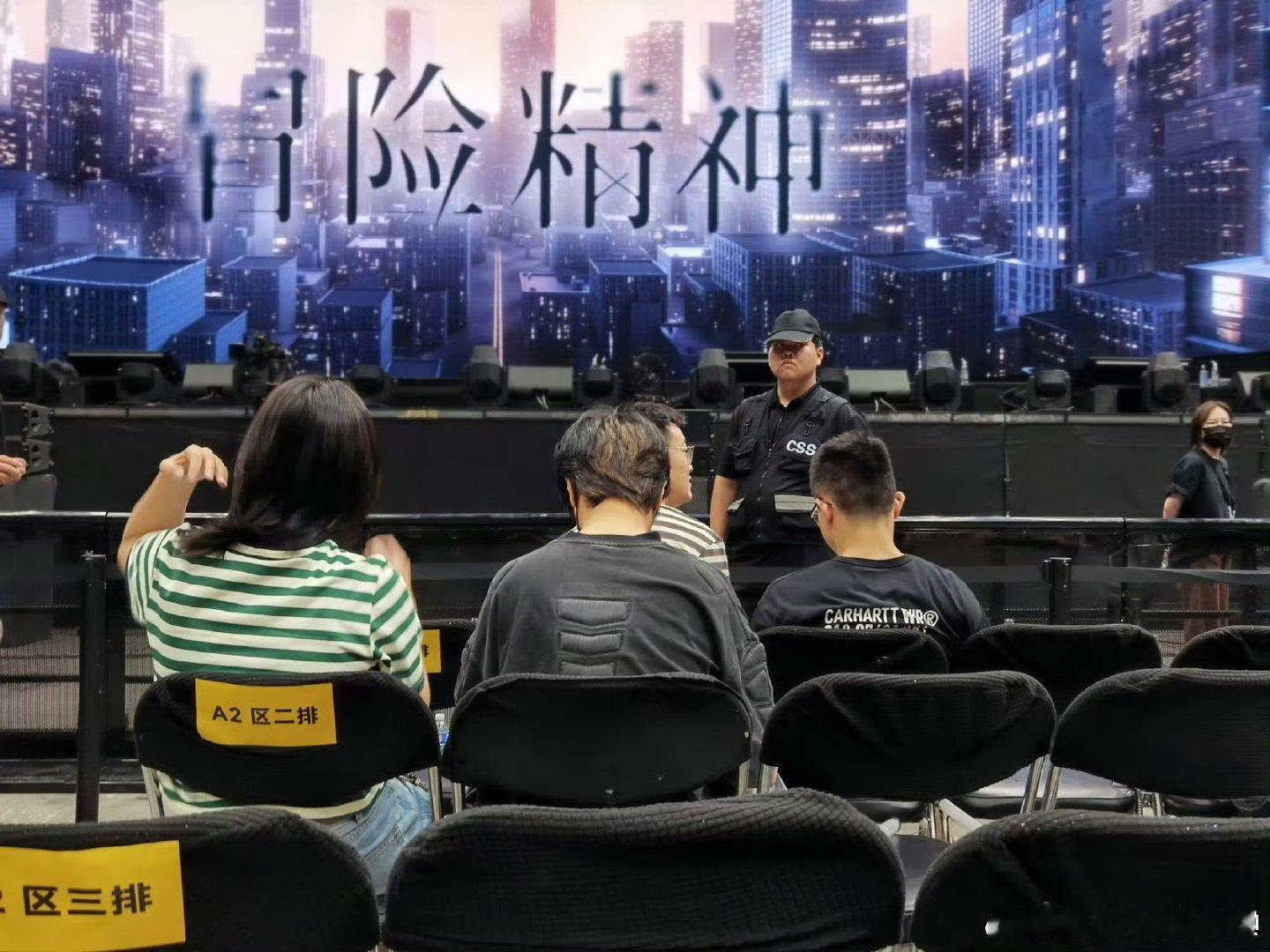 李雪琴去了毛不易演唱会 她可能不是最前排的观众，但一定是最懂他歌声里情绪的人。这