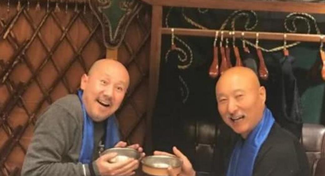 有一次，陈佩斯去内蒙古演出，刚下了飞机，就接到了腾格尔的电话：“老哥，落地了吧？