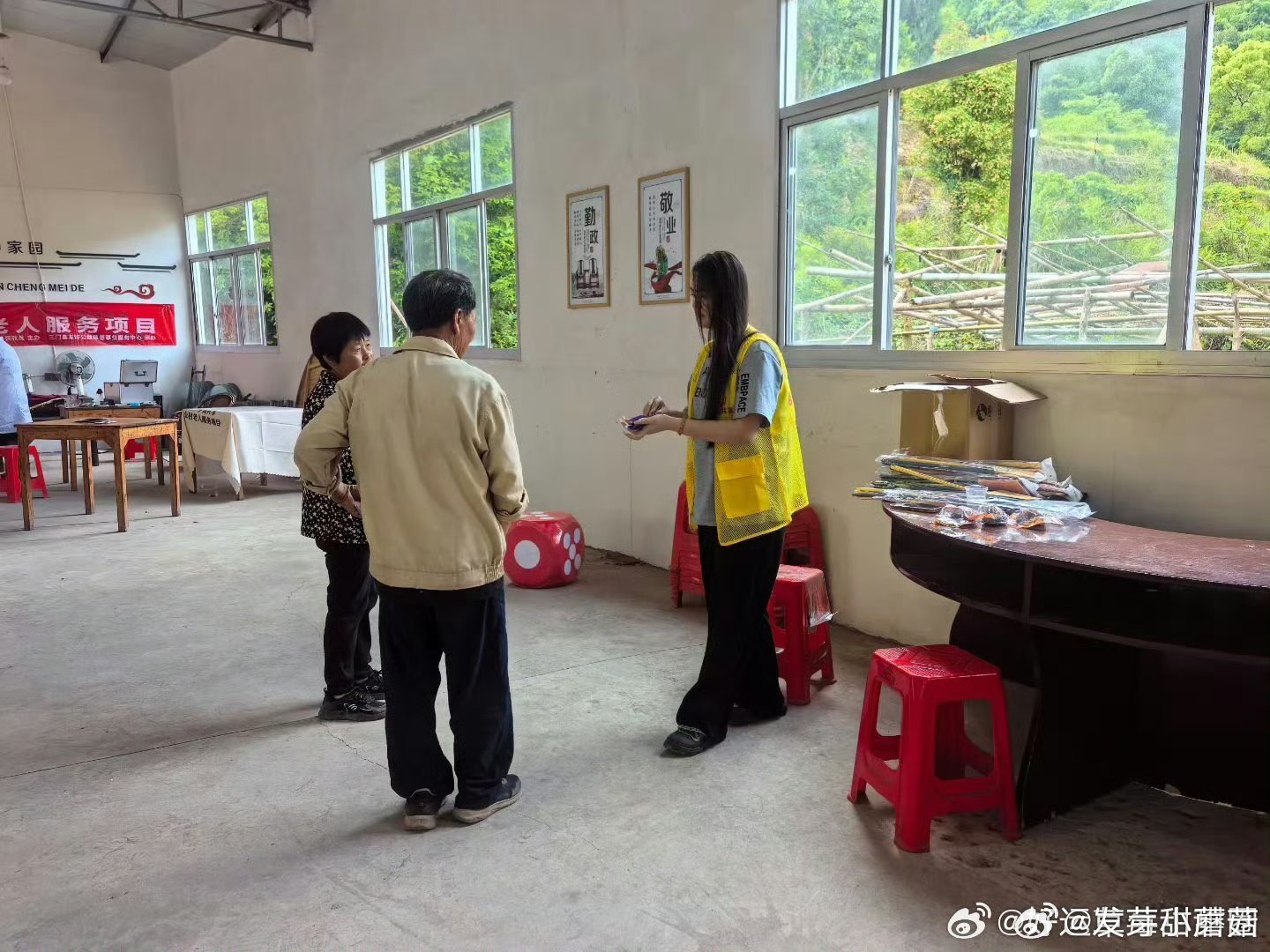 台州医护志愿者翻山越岭让银龄听见爱的声音 近日，台州三门。第六届“红社创想·情满