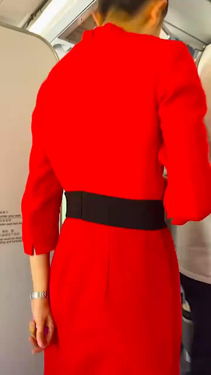 这个图案是贴纸，把这个撕下来贴在手上面不要破碎。哪个是贴纸？这个是粉色的，这个是