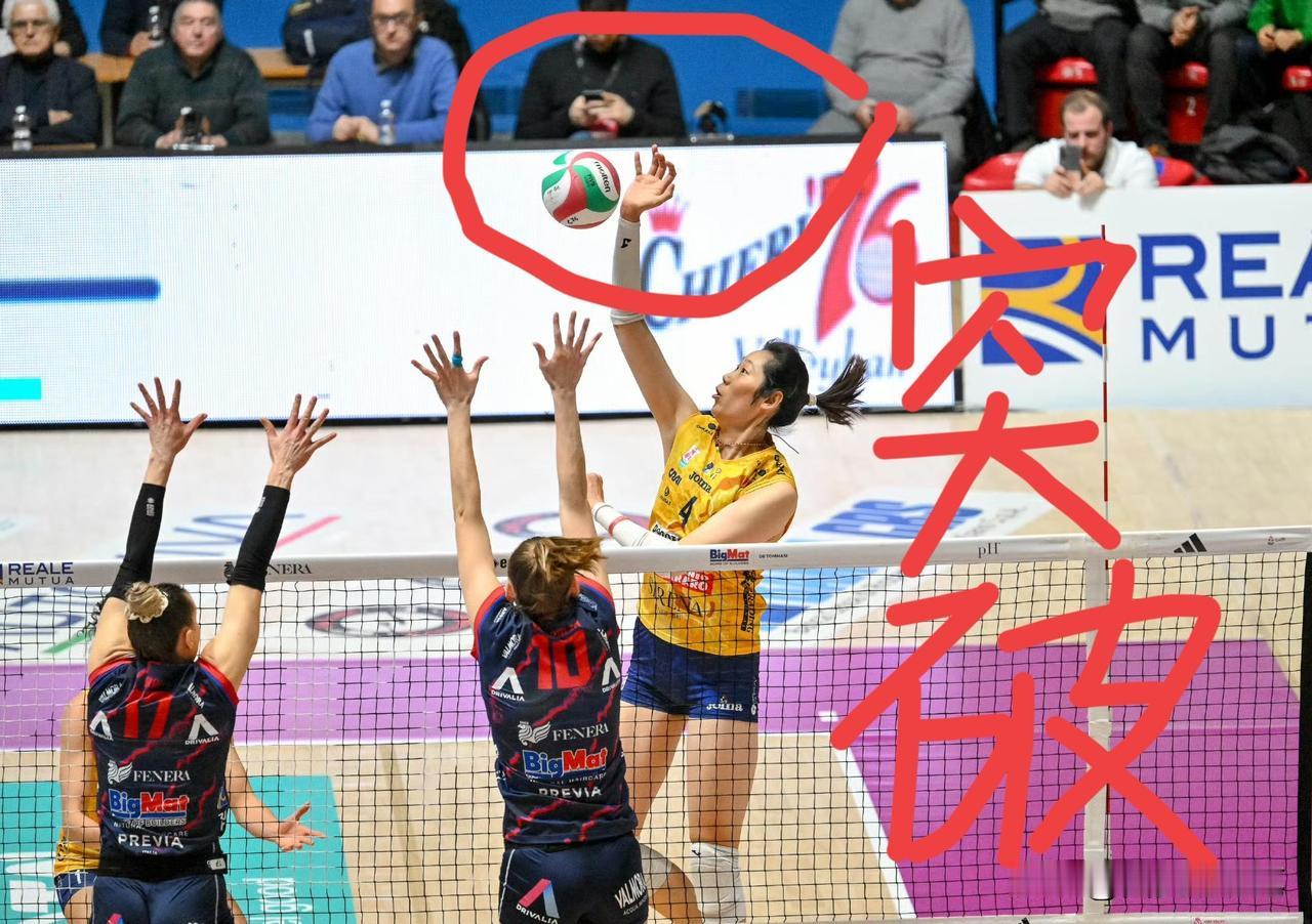 朱婷把基耶里教练彻底打服了
瞧，朱婷的高拉开像一把利剑频频穿破对手的拦网。原本扎