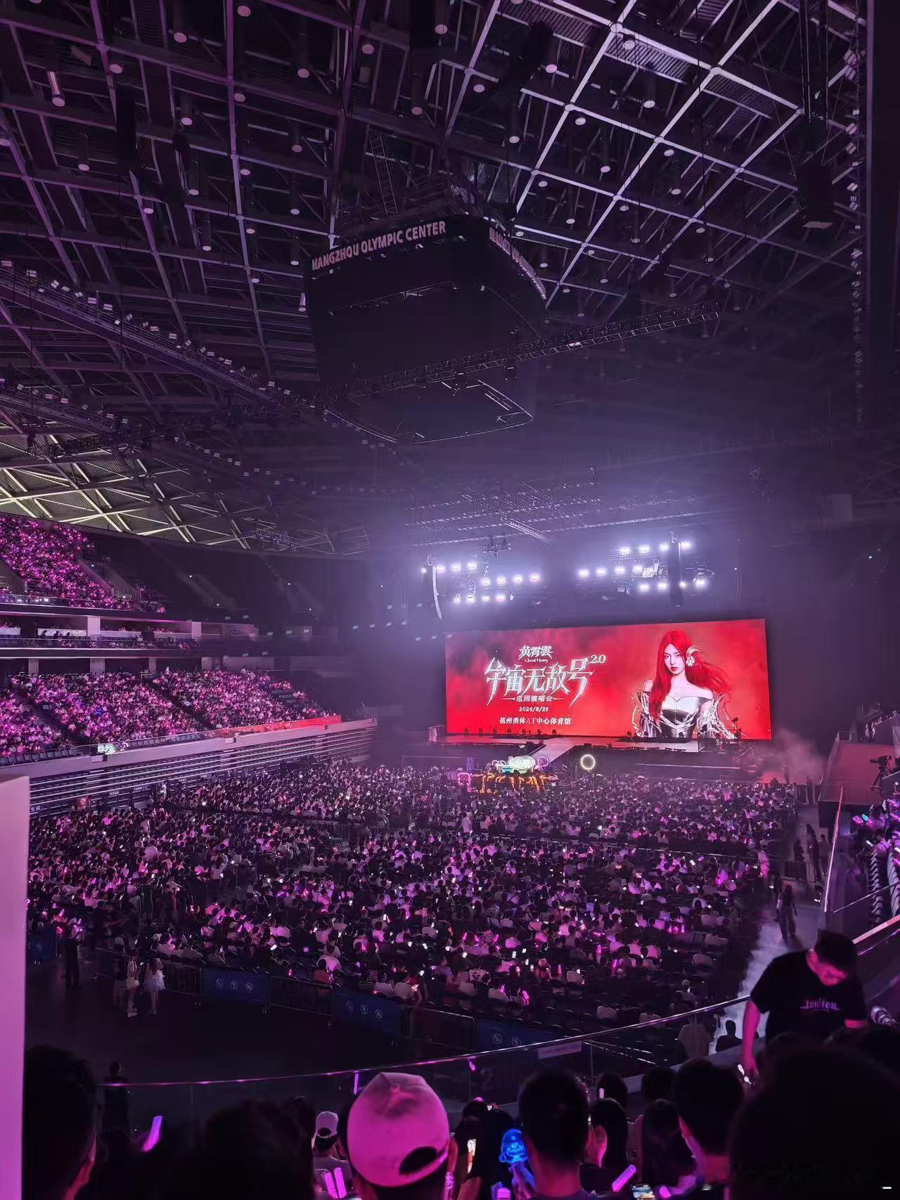 黄霄雲苏州上座率黄霄雲苏州演唱会上座率黄霄云[超话]说实话挺感慨的，靠作品慢慢积