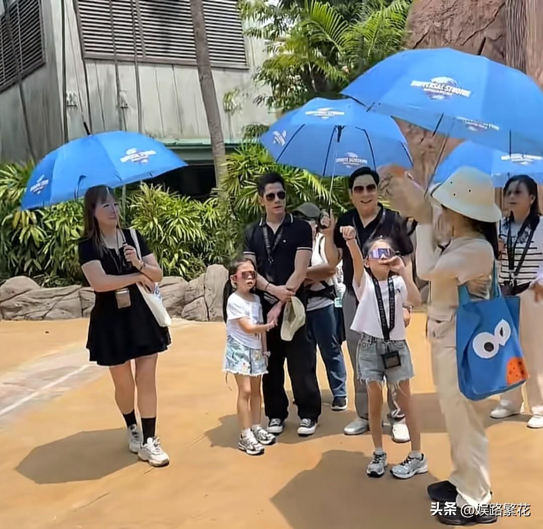 8月10日，有网友在新加坡环球影城偶遇郭富城，带着两个女儿出门游玩。郭富城一身极