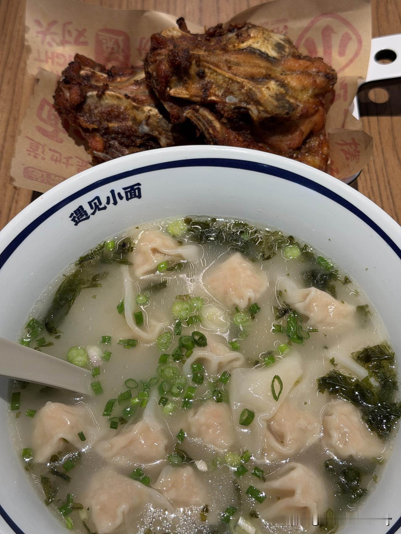 馄饨+鸡架，妥妥的东北地道混搭，今天却出线在了重庆面馆里。我记得在东北，这俩儿搭