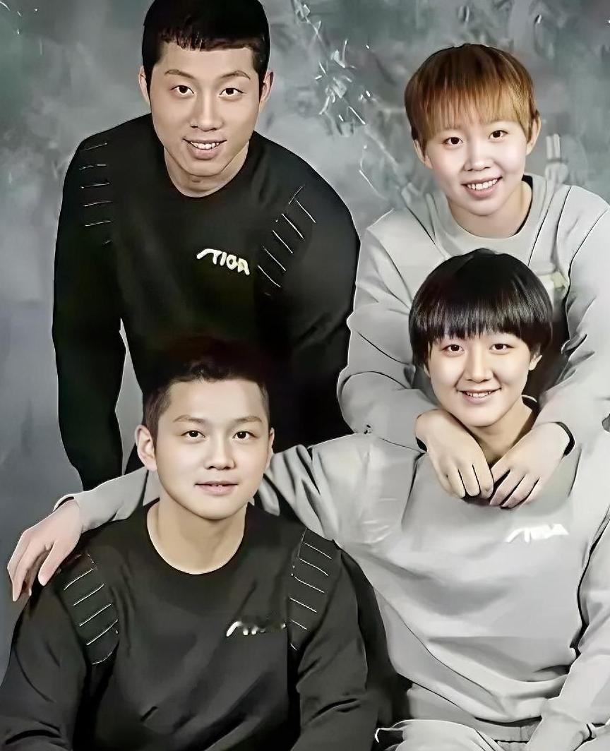 哈哈哈，他们三个搂肩搭背，老大哥许昕倒像个蹭场人。朱雨玲和陈梦还是张娃娃脸，清秀