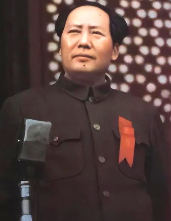 深夜，周总理步履匆匆叩开毛主席的房门，带来一则紧急情报。出乎意料的是，主席听后从