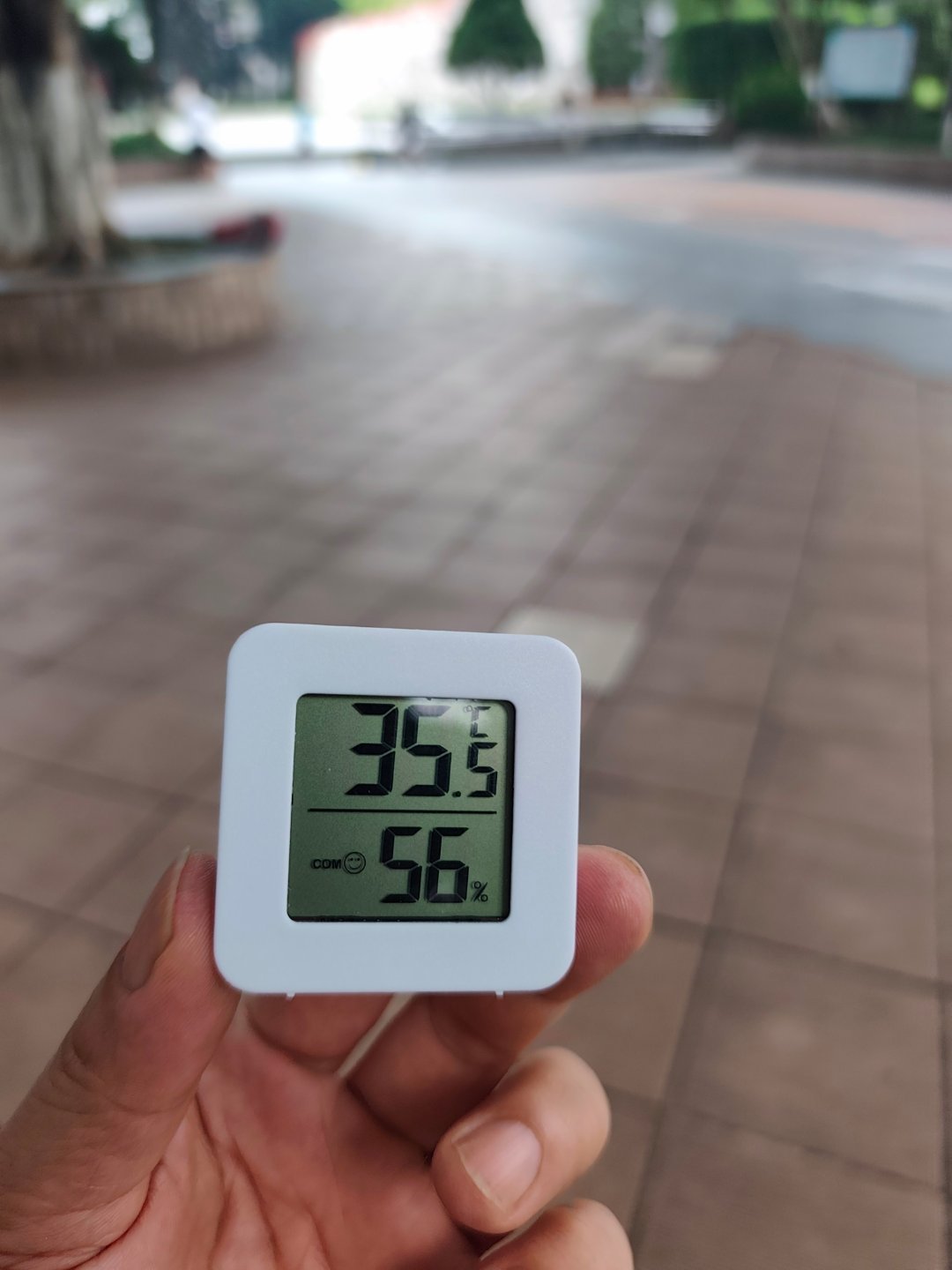 雨一停，广州的气温立马飙升，下午5点为35.5度。前几天西北、华北哇哇叫，他们4