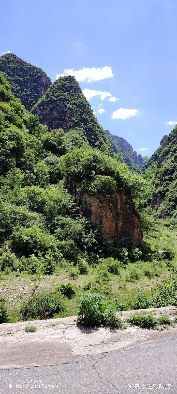 漫步山野之间，远离尘世喧嚣，看青山层叠风漫林间，寻一份内心的悠然与安宁🌿
赴一
