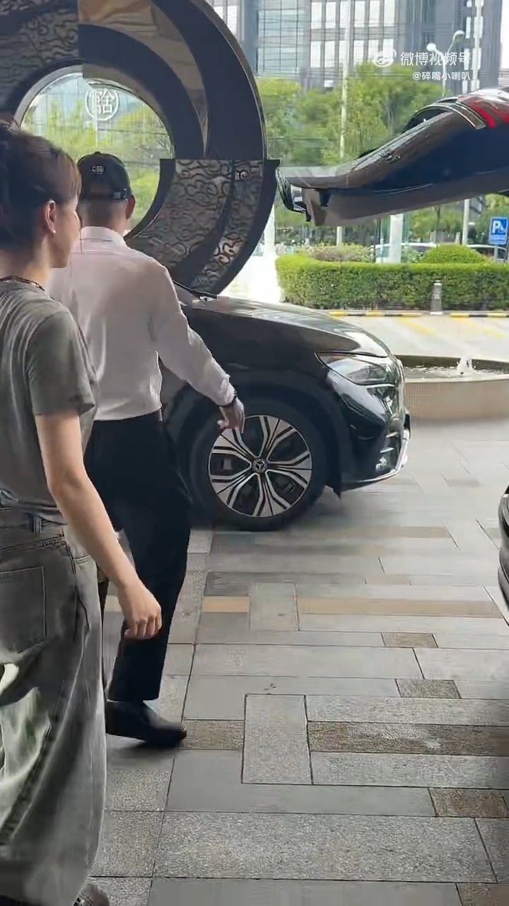 花少8开录张雅琪送王可花少小妹接力张雅琪送王可花儿与少年 呜呜呜雅琪好贴心，专门