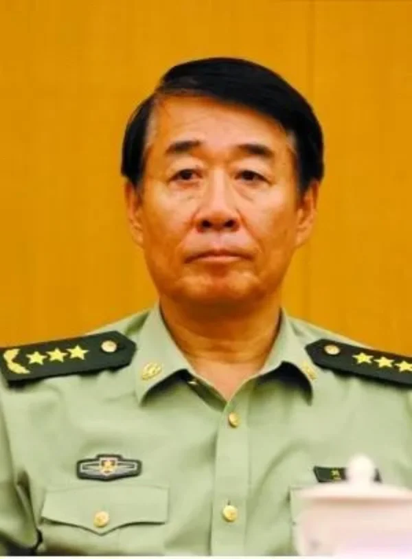 1977年恢复高考时，刘源因为父亲刘少奇的原因，不能参加高考。他不服...