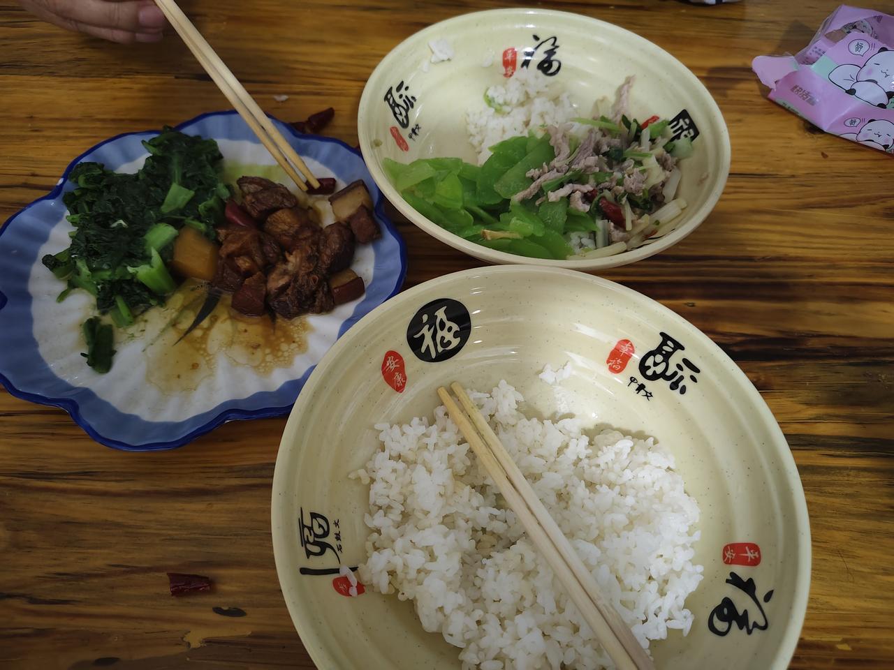 元江快餐的诱惑
在没来元江之前，我们就知道了元江的快餐业有多火，它们以品质和服务