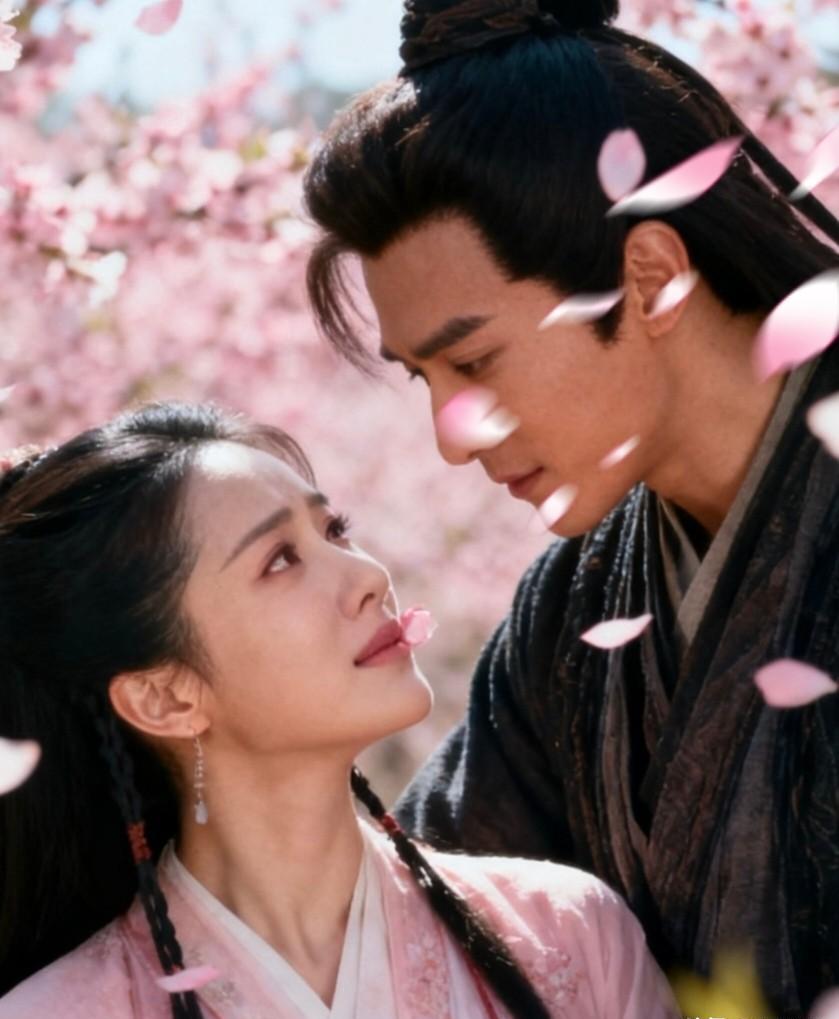 郭靖黄蓉对话靠喊，杨过小龙女打架靠看。
当年桃花树下练玉女素心剑，师傅林朝英定的